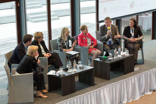 Viviane Loschetter, Petra Meier, Alex Bodry, Sylvie Andrich-Duval, Lex Delles, Virginija Langbakk et Christiane Kremer lors de la table ronde sur l’égalité entre Femmes et Hommes dans la prise de décision politique qui s’est tenue à Mondorf le 15 oct