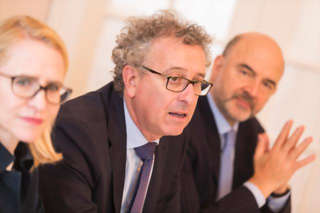 Aurelia Frick, Pierre Gramegna et Pierre Moscovici lors de la signature de l'accord sur l’échange automatique d’informations entre l’UE et le Liechtenstein le 28 octobre 2015