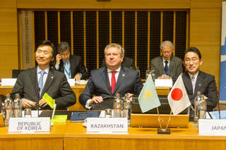 Retraite  (de g. à d.) YUN Byung-se, ministre des Affaires étrangères (Corée du Sud) ; Alexey Volkov, vice-ministre des Affaires étrangères (Kazakhstan) ; Fumio Kishida, ministre des Affaires étrangères (Japon) ;