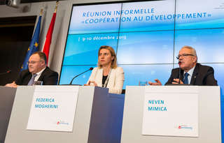 Romain Schneider, Federica Mogherini et Neven Mimica à Luxembourg le 10 décembre 2015